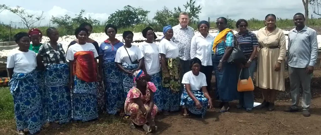 Les membres de la coopérative entourant l’ambassadeur de l’Allemagne au Congo