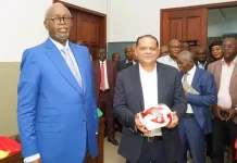 Football: don présidentiel d’équipements sportifs à la Fécofoot